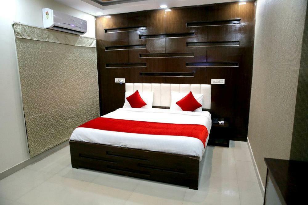 Hotel Eurasia Zirakpur Exterior foto